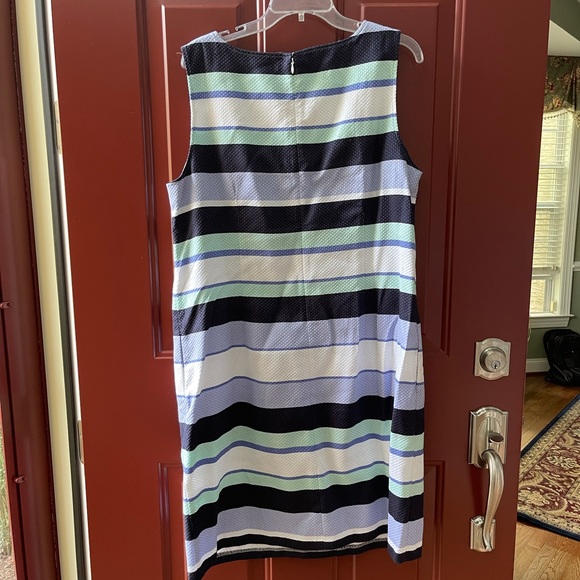 Sleeveless dress. - Picture 2 of 5